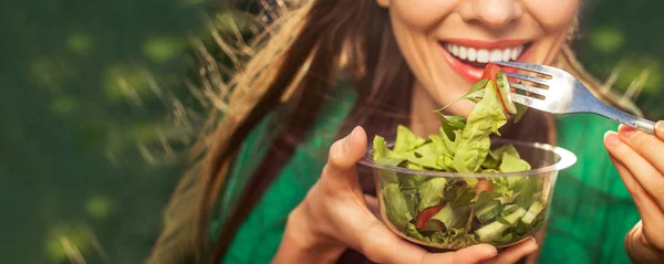 Schöne Kaukasische Frau Isst Salat Über Grünen Natürlichen Hintergrund — Stockfoto