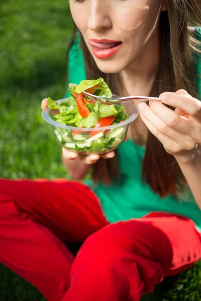 Salata Yeşil Doğal Arka Plan Üzerinde Yemek Güzel Beyaz Kadın — Stok fotoğraf