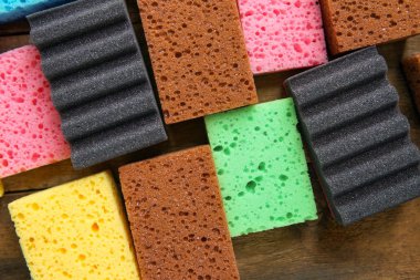 Temizlik Günü Konsepti. Süngerli renkli arka plan 