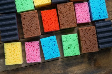 Temizlik Günü Konsepti. Süngerli renkli arka plan 