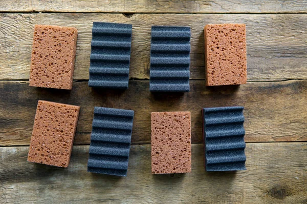 Reinigungstag Konzeptschwämme Schwarze Und Braune Putzschwämme Über Holzgrund — Stockfoto