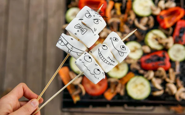 Marshmallow Engraçado Paus Sobre Legumes Grelhados Fogueira — Fotografia de Stock