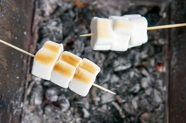 スティック たき火に甘くておいしいマシュマロ — ストック写真