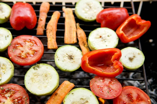 夏や春のピクニックに屋外で準備健康食品 石炭のグリルに野菜を焼きます 牧草地でのバーベキューピクニック — ストック写真