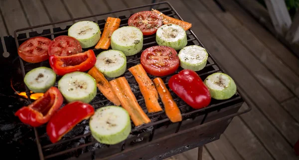 在花园里烧烤派对 夏季或春季野餐在户外准备健康食品 — 图库照片