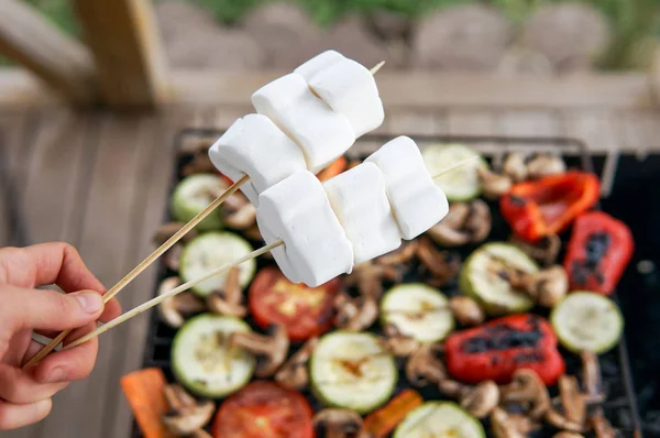 Barbecue Sur Une Terrasse Bois Concept Légumes Grillés Guimauve Plein — Photo