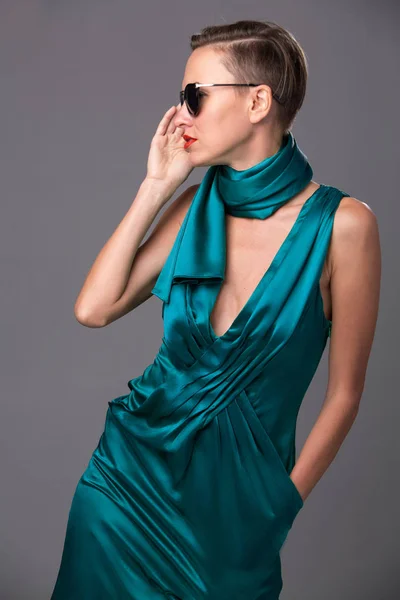 Портрет Красивой Сексуальной Блондинки Зеленом Синем Платье Солнцезащитных Очках Летающим — стоковое фото