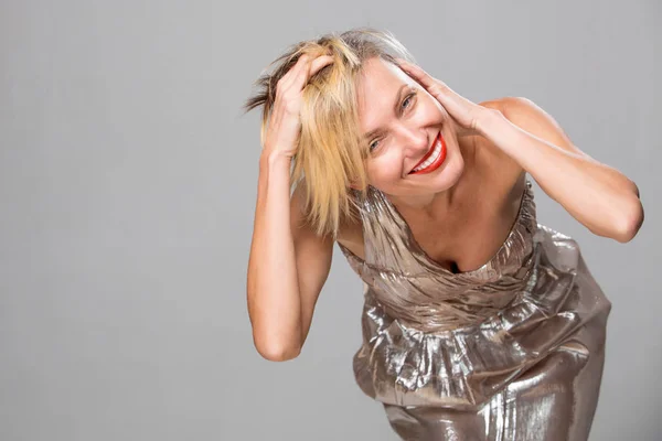 Vrolijke Mooie Vrouw Met Blond Haar Positieve Emoties Gevoelens — Stockfoto