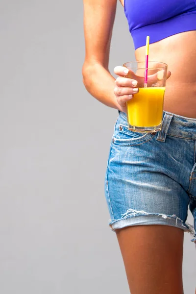 Mulher Apta Beber Smoothie Desintoxicação Laranja Suco — Fotografia de Stock