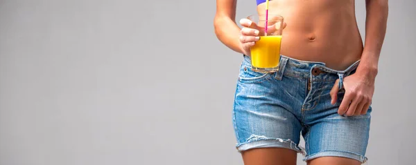 Fit Mujer Bebiendo Batido Desintoxicación Naranja Jugo — Foto de Stock