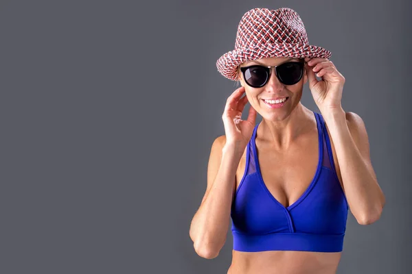夏の帽子 サングラスを着用し 遊び心のある良い気分を持っている美しいブロンドの女性 — ストック写真