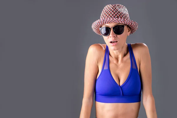 Piękna Blondynka Kobieta Nosi Letni Kapelusz Strój Kąpielowy Okulary Przeciwsłoneczne — Zdjęcie stockowe