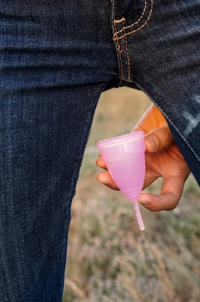 Joven Mujer Manos Sosteniendo Copa Menstrual —  Fotos de Stock