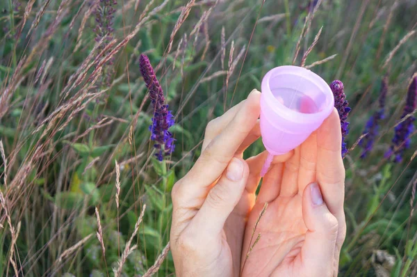 Primer Plano Las Manos Las Mujeres Jóvenes Sosteniendo Copa Menstrual —  Fotos de Stock