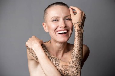 Mutlu skinhead kadın portre