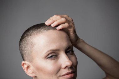 Skinhead kadın portre yakın çekim