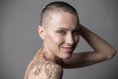 Bir kolunda Mehendi ile skinhead kadın portre 