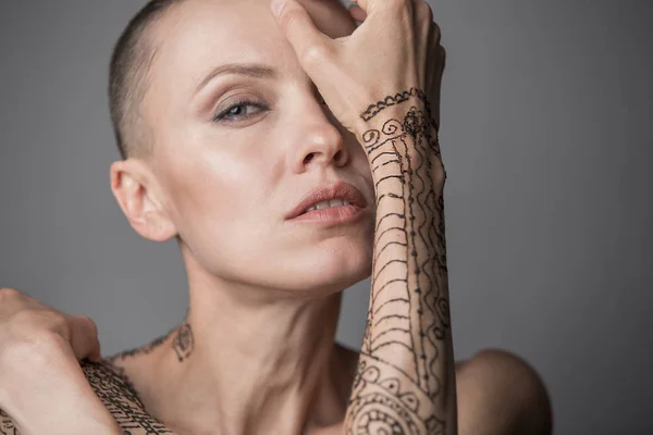 Skinhead Woman Portrait Mehendi Arm — Stock Photo, Image