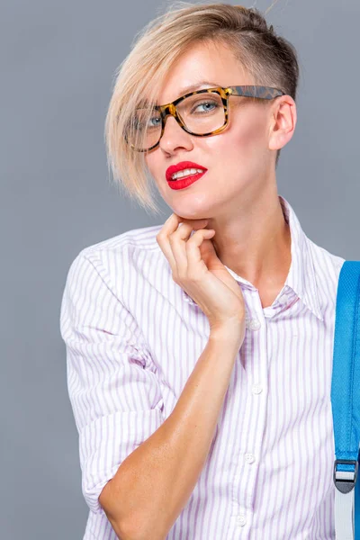 Hermosa Mujer Con Pelo Corto Gafas Con Camisa Bolsa Sujeción — Foto de Stock