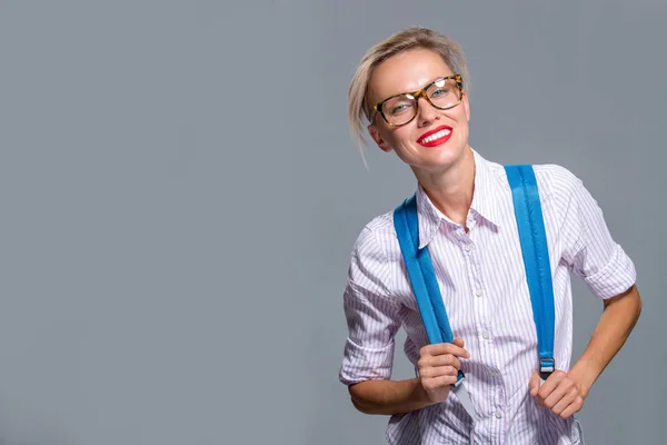 Kısa Saçlı Gözlük Giyen Gömlek Tutma Çantası Ile Güzel Kadın — Stok fotoğraf