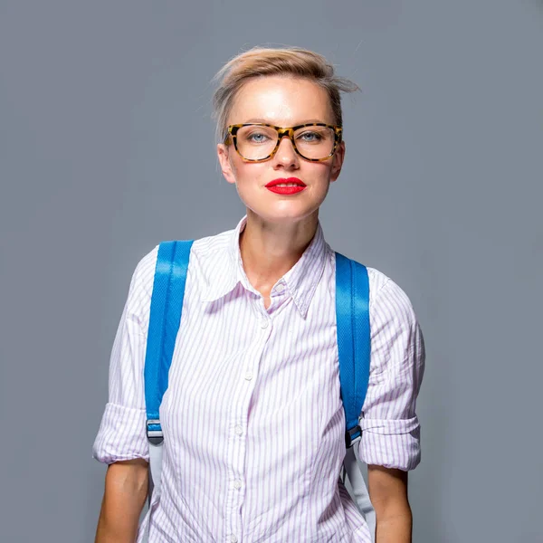 Hermosa Mujer Con Pelo Corto Gafas Con Camisa Bolsa Sujeción — Foto de Stock