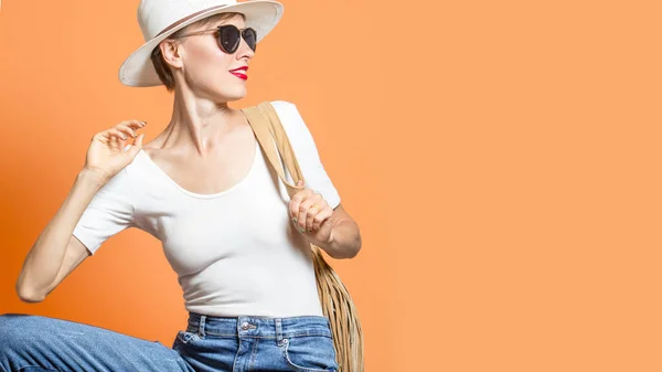 Modieuze Vrouw Een Hoed Zonnebril Accessoires Poseren Studio Levendige Kleur — Stockfoto