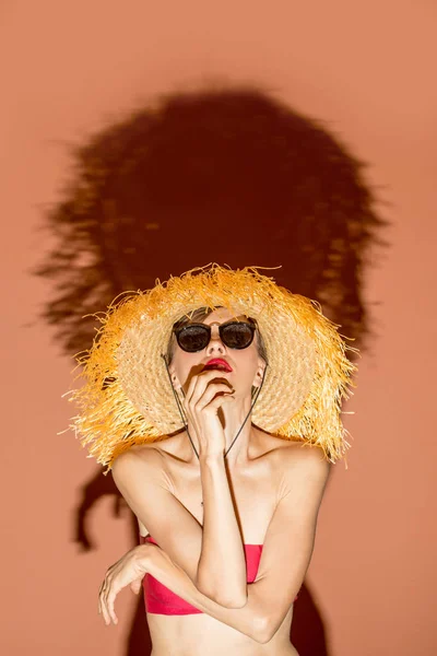 Giovane Donna Che Indossa Cappello Paglia Con Frangia Costume Bagno — Foto Stock