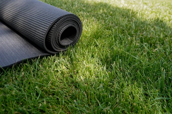 Yoga Mat Grass Background Equipment Yoga Concept Healthy Lifestyle Lots — Stock Photo, Image