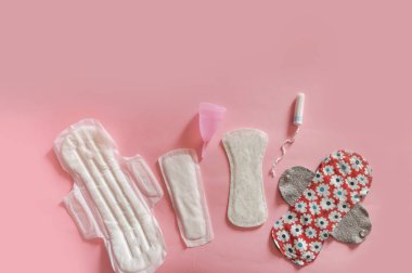 Ped, adet bardağı, tampon, kumaş el yapımı pedler. Kritik gün kavramı, adet