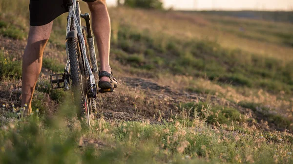 Cyklistu Jedoucího Kole Skalnaté Kopce Při Západu Slunce Detailní Záběr — Stock fotografie