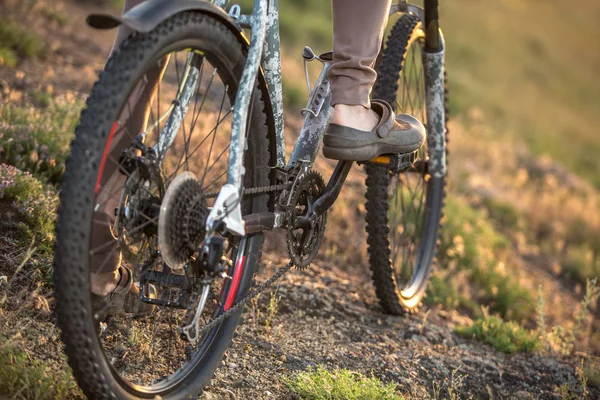 Ciclista Sella Alla Moto Giù Collina Rocciosa Tramonto Close Concetto — Foto Stock