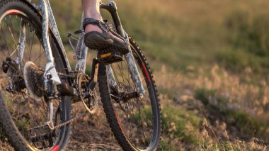 Bisikletçi günbatımında kayalık tepeden aşağı Bisiklete binmek. Aşırı spor kavram kapatın