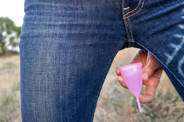 Joven Mujer Manos Sosteniendo Copa Menstrual —  Fotos de Stock