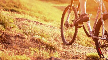 Bisikletçi günbatımında kayalık tepeden aşağı Bisiklete binmek. Aşırı spor kavram kapatın