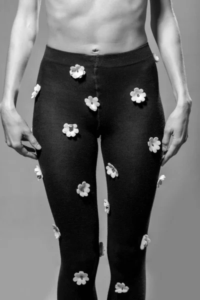 Γυναικεία Πόδια Παντελόνια Λουλούδια Μαύρο Και Άσπρο — Φωτογραφία Αρχείου