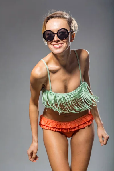 Piękna Kobieta Bikini Jasnym Stroju Kąpielową — Zdjęcie stockowe