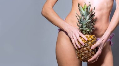 Gri üzerinde ananas ile Pretty şehvetli kadın