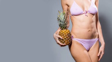 Gri üzerinde ananas ile Pretty şehvetli kadın