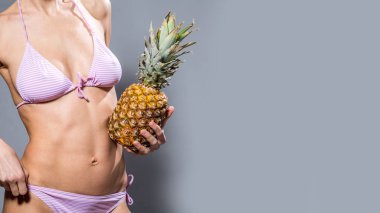 Gri üzerinde ananas ile Pretty şehvetli kadın