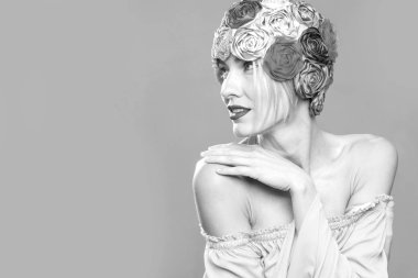 Pürüzsüz tenli güzel şefkatli kadın. Moda retro kadın kavramı