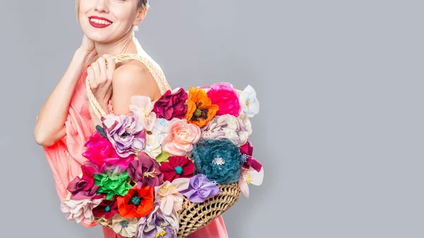 Όμορφη Γυναίκα Λουλούδια Μια Τσάντα — Φωτογραφία Αρχείου