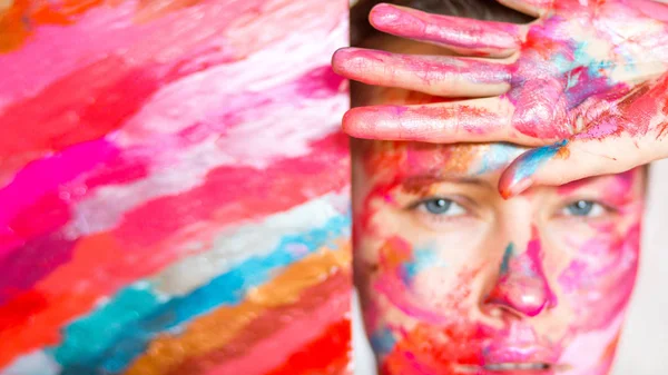 艺术家女性概念 年轻女子艺术家脸上的油漆 — 图库照片