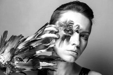 Parlak makyajlı kadın, kuş