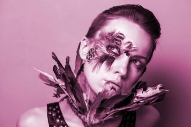 Parlak makyajlı kadın, kuş