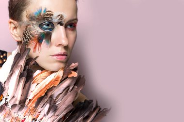  Parlak makyajlı kadın, hailf kadın yarı kuş konsepti