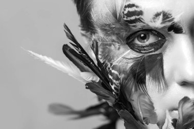 Parlak makyajlı kadın, yarı kadın yarı kuş konsepti