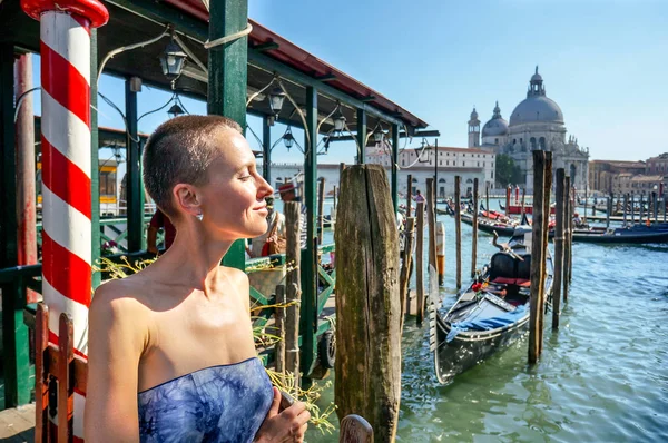 Resa Turist Kvinna Venedig Njuter Solig Dag — Stockfoto