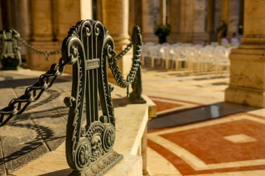 Antik binanın elemanı, kilise