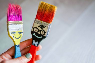 Gri arka plan üzerinde komik fırçalar arkadaşlar