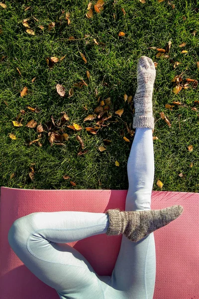 Chica Yoga Parque Otoño Con Esterilla Yoga Alfombra Verde Con — Foto de Stock